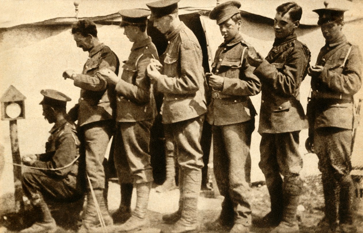 Soldados británicos sincronizando sus relojes en la línea del frente, Primera Guerra Mundial de Unbekannt