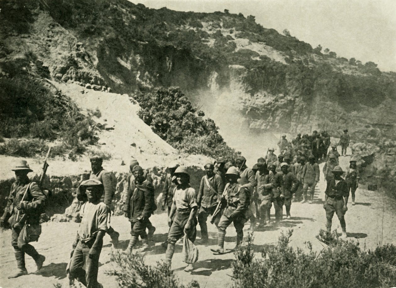 Tropas británicas con prisioneros turcos, Primera Guerra Mundial, 1915, c1920 de Unbekannt