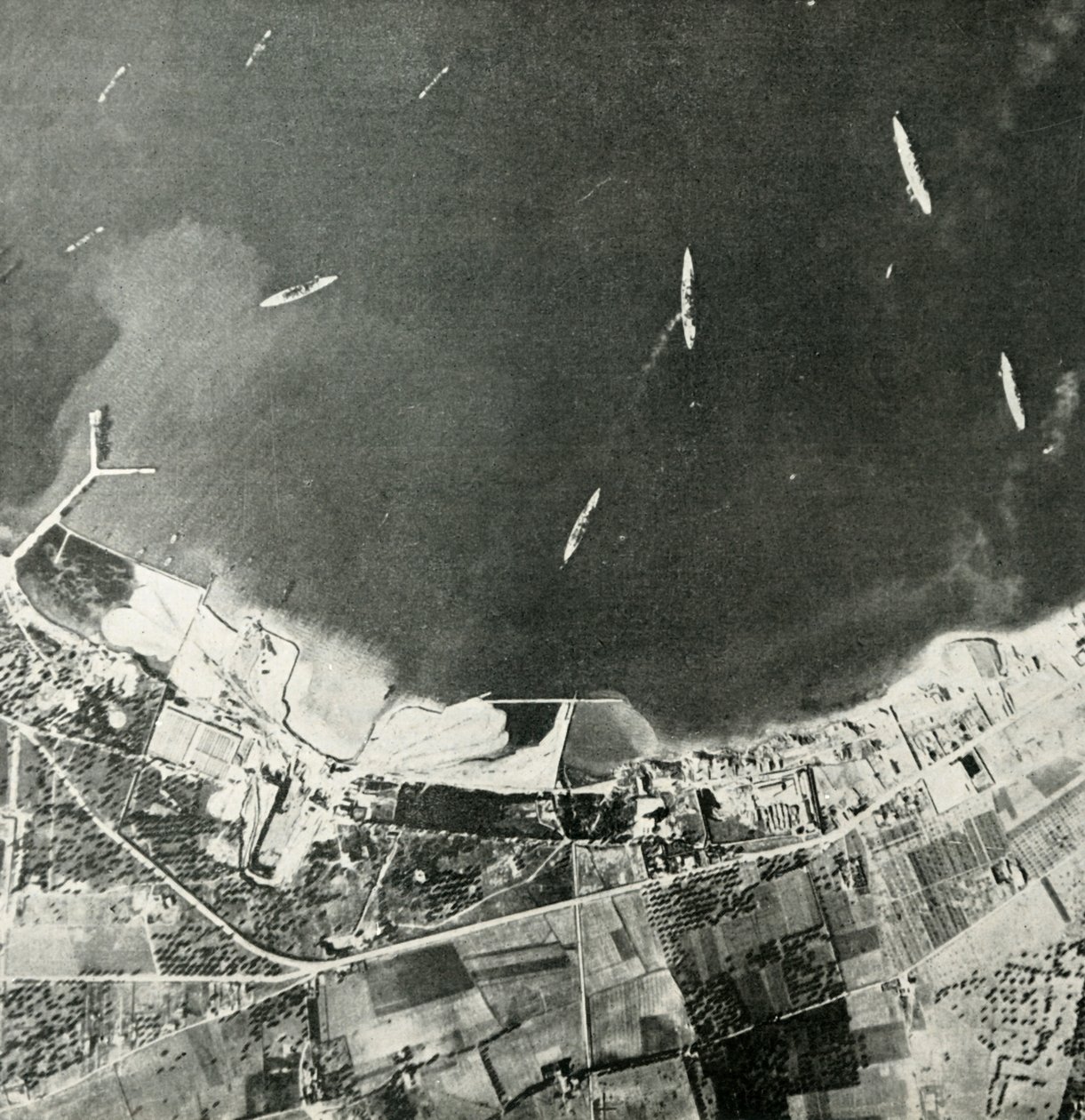 Buques de guerra británicos frente a la costa maltesa, Segunda Guerra Mundial, 1940-1942 1944 de Unbekannt
