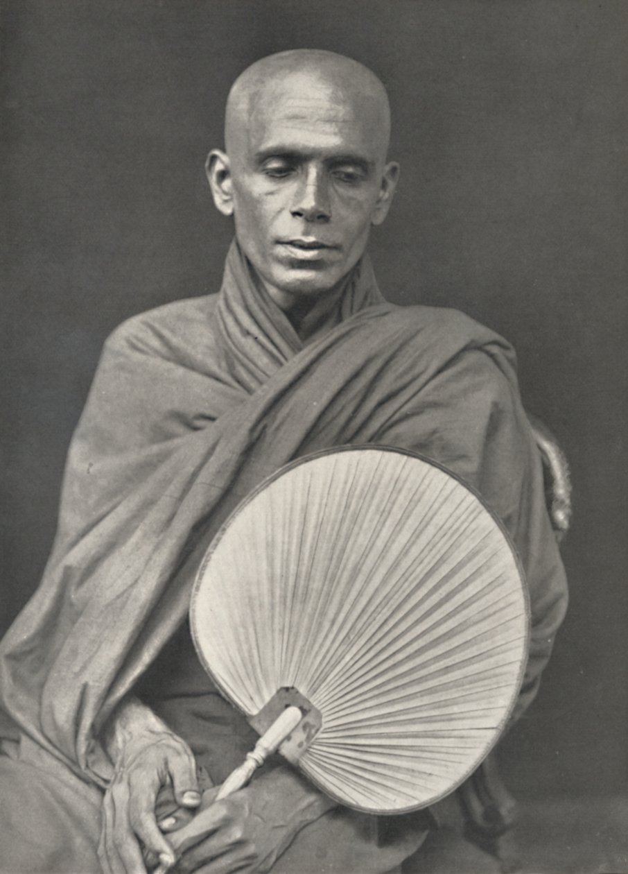Monje Budista de la Secta de Birmania con Abanico de Hoja de Palma, 1926 de Unbekannt