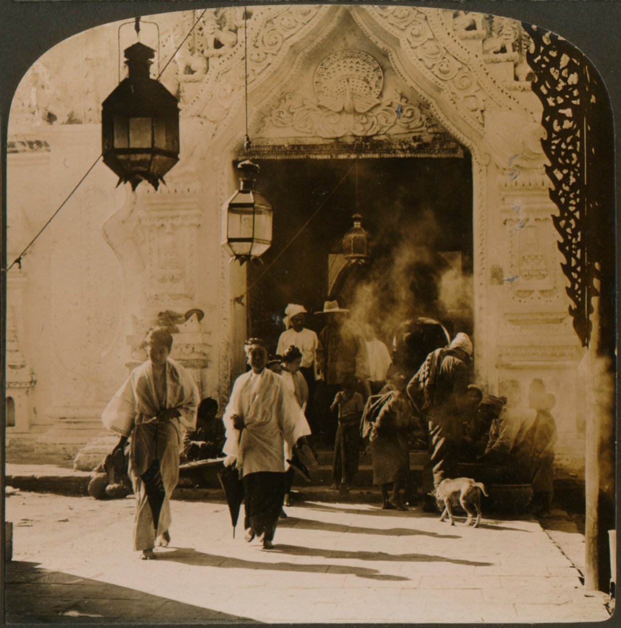 Damas birmanas camino al bazar, Mandalay, Birmania, 1907 de Unbekannt