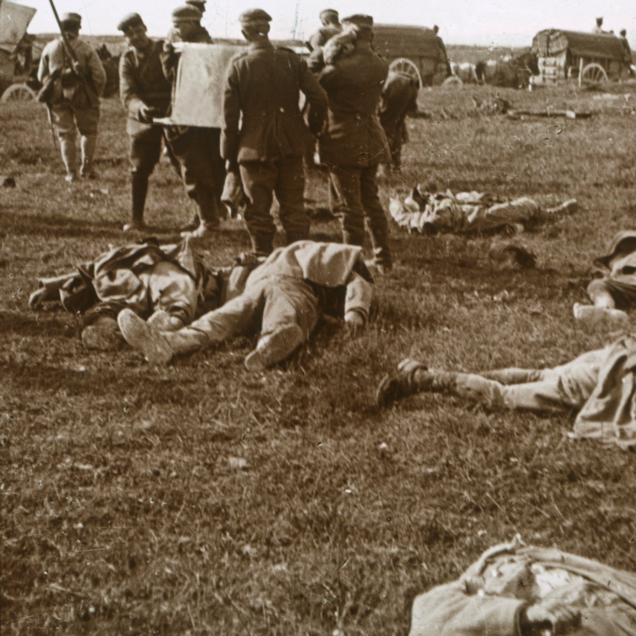 Enterrando cuerpos, Sainte-Marie-à-Py, norte de Francia, c1914-c1918 de Unbekannt