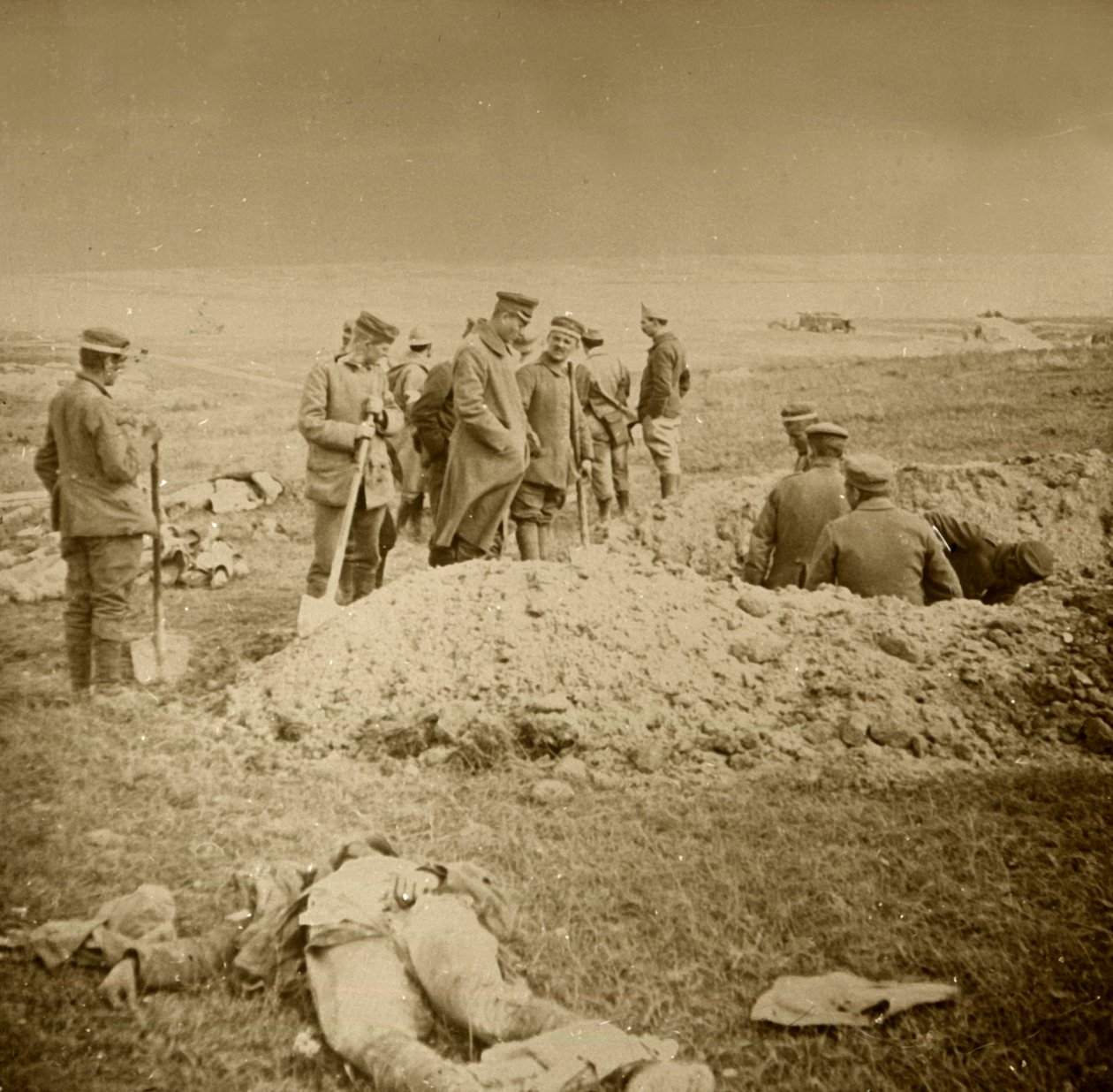 Enterrando cuerpos, Sainte-Marie-à-Py, norte de Francia, c1914-c1918 de Unbekannt