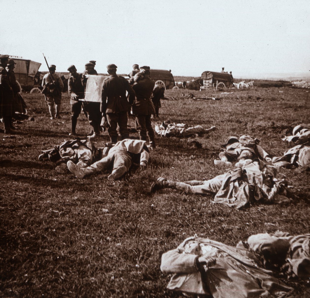 Enterrando cuerpos, Sainte-Marie-à-Py, norte de Francia, c. 1914-c. 1918 de Unbekannt
