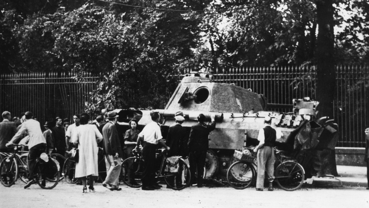 Espectadores examinando un tanque abandonado en la Rue de Medicis, liberación de París, agosto de 1944 de Unbekannt