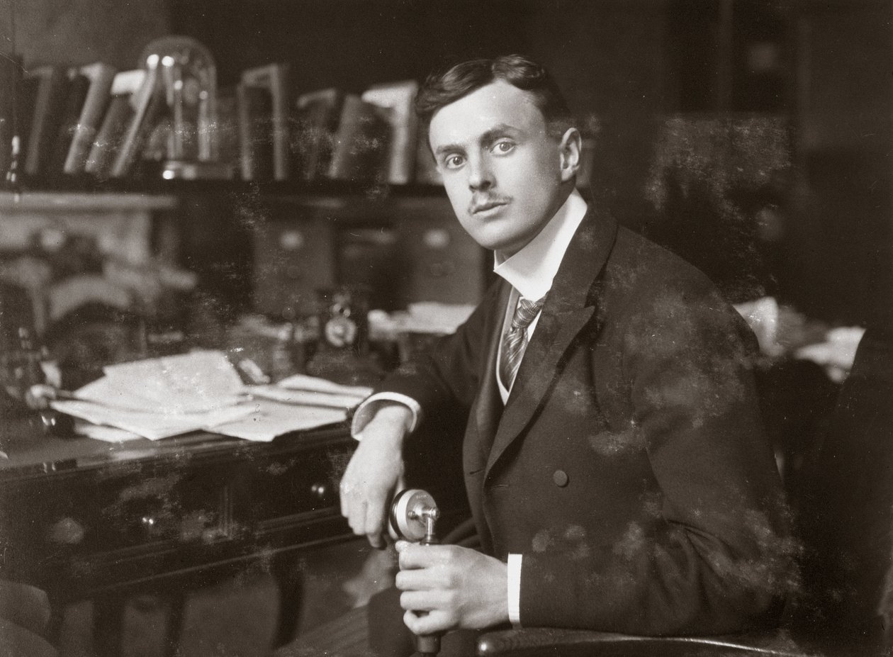 C S Rolls sentado en su escritorio, c 1902 de Unbekannt
