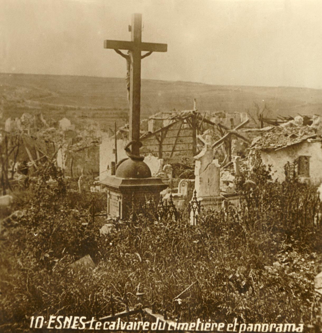 Calvario en el cementerio de Esnes, norte de Francia, c1914-c1918 de Unbekannt