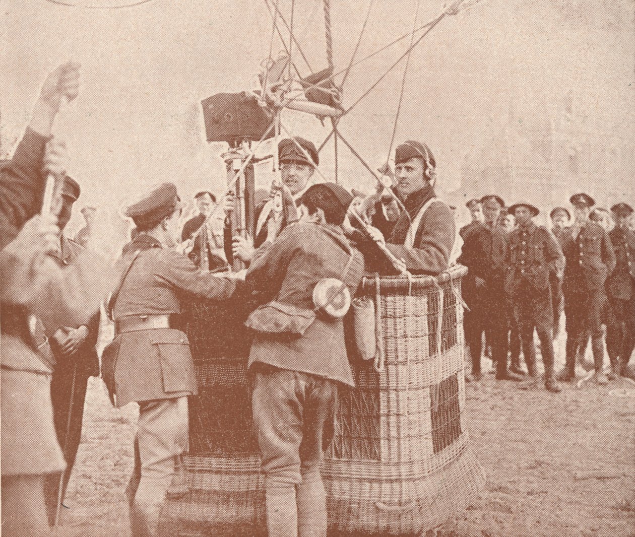 Cinematógrafo oficial canadiense y asistente listos para ascender en un globo cometa, c1917 1919 de Unbekannt