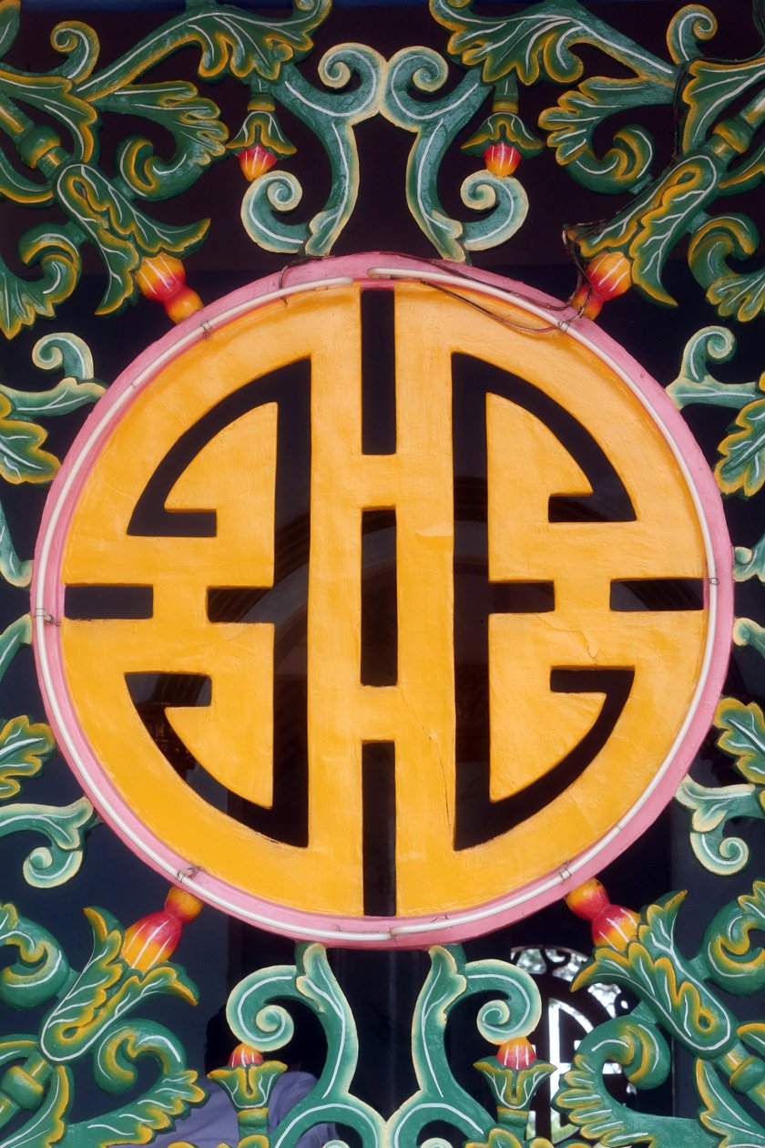 Templo Cao Dai. Ornamento en ventana de Unbekannt