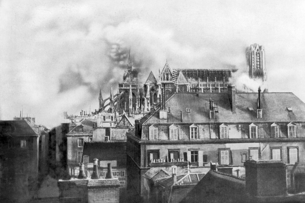 Catedral de Reims en llamas por bombardeo alemán, Francia, 1914 de Unbekannt