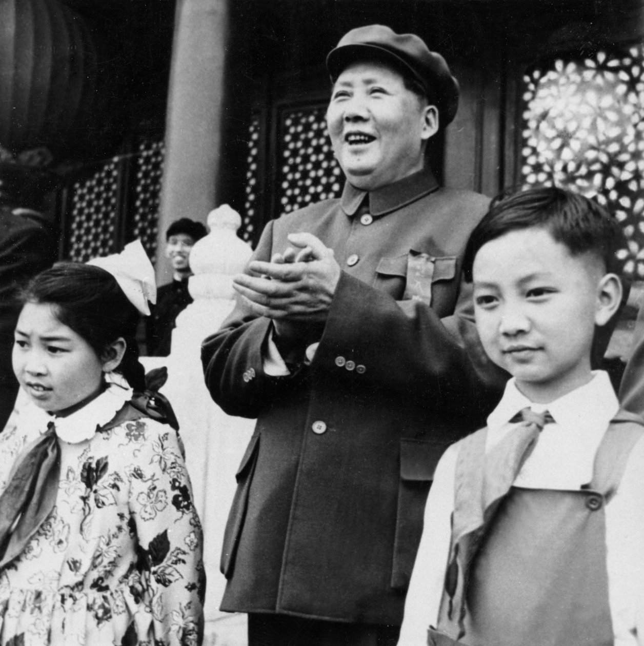 El presidente Mao Zedong aplaudiendo a los desfilantes desde la tribuna en Tien An Men en Beijing, China de Unbekannt