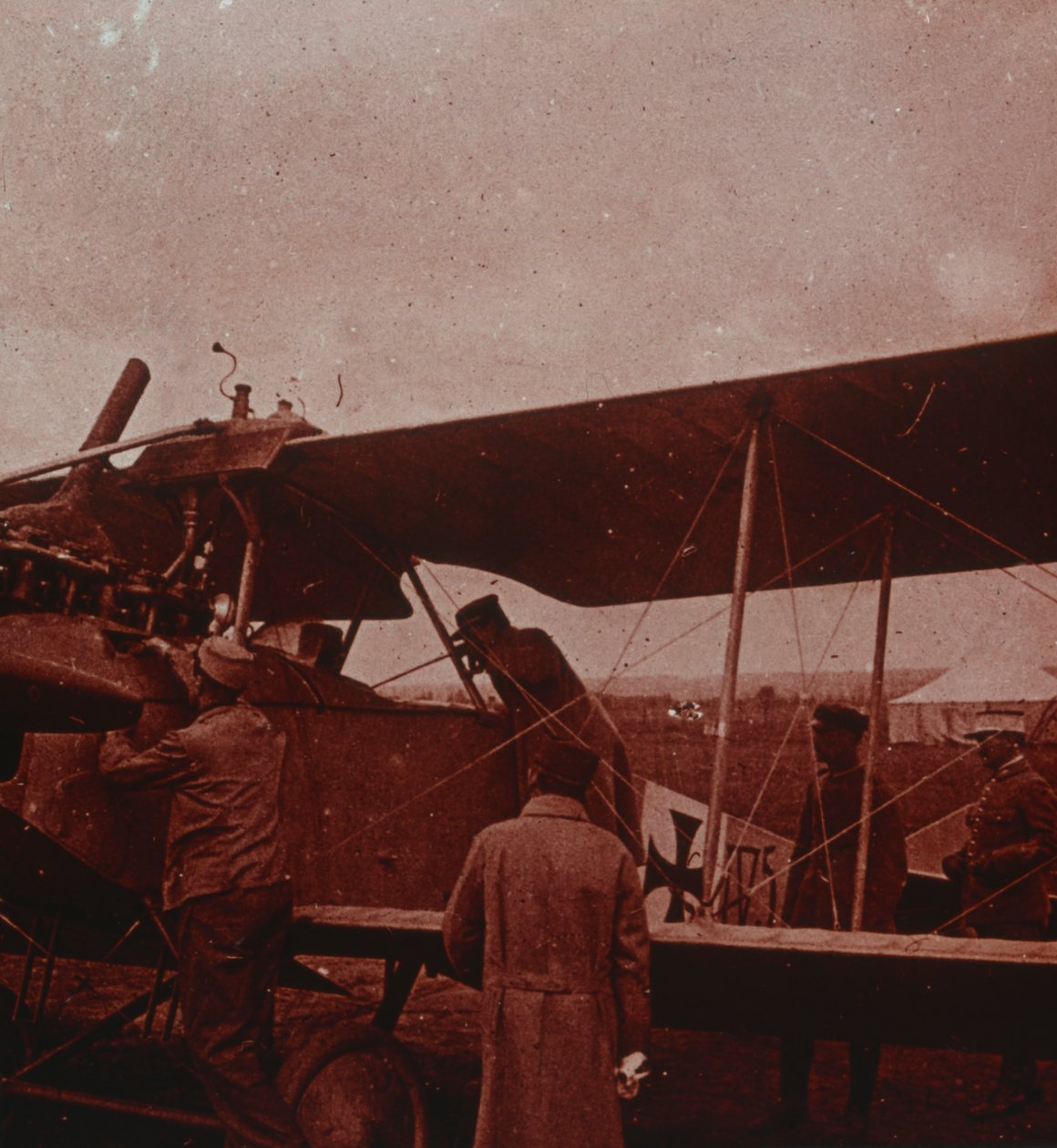 Revisando el avión con el piloto, 1916 de Unbekannt