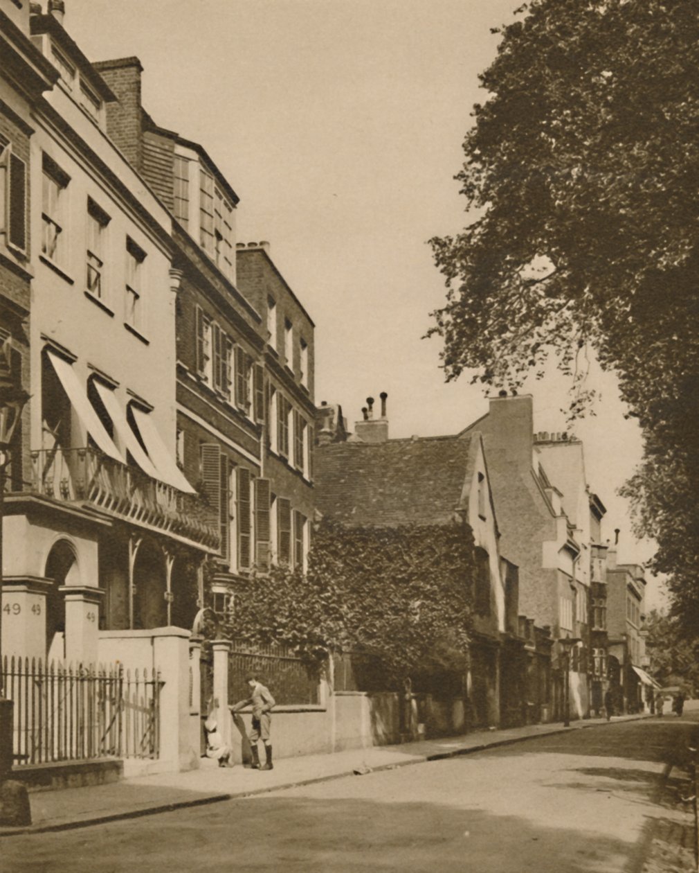 Cheyne Walk, una calle tranquila con vistas al río, está llena de recuerdos, c1935 de Unbekannt