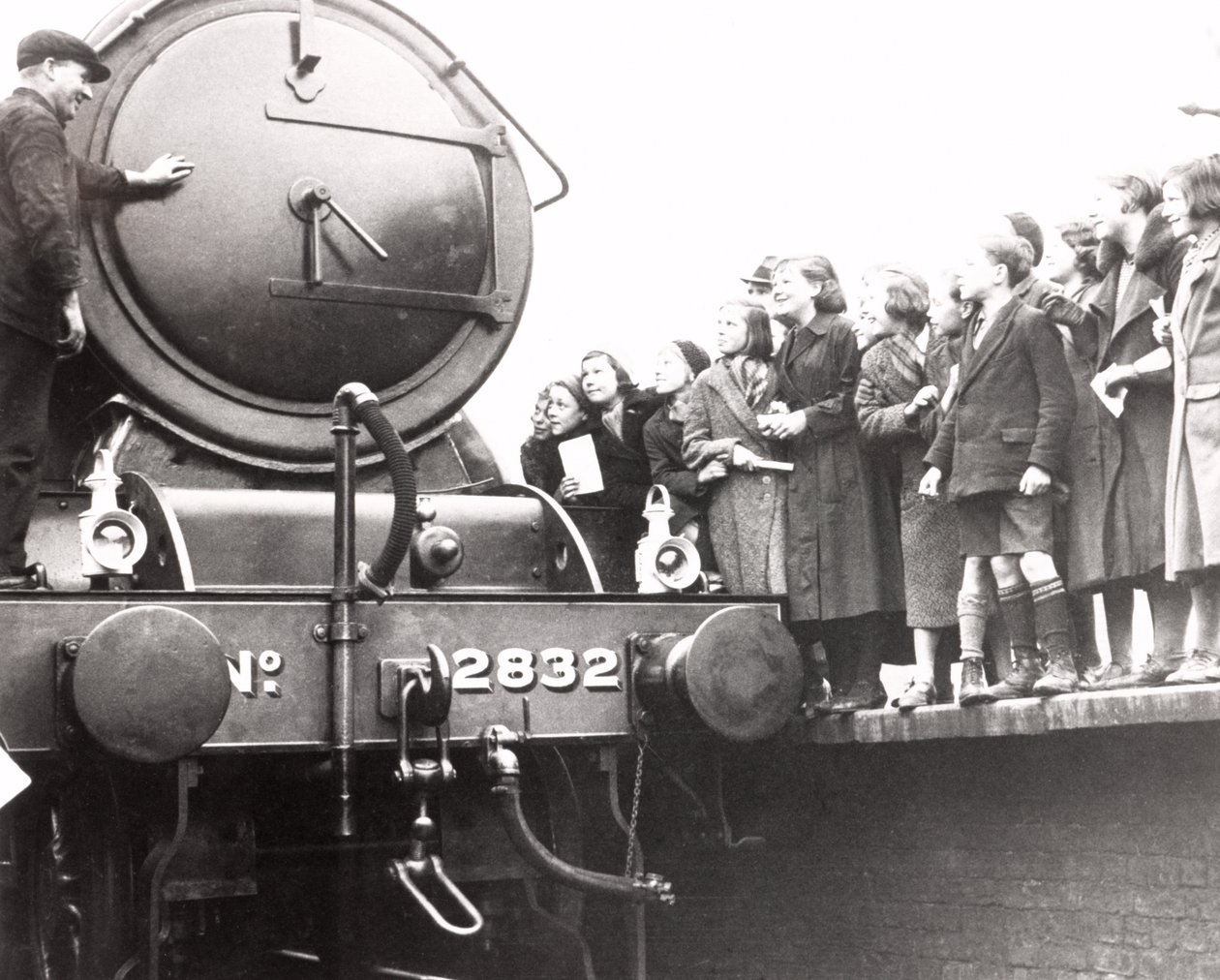 Niños mirando una locomotora de vapor, 3 de marzo de 1936 de Unbekannt