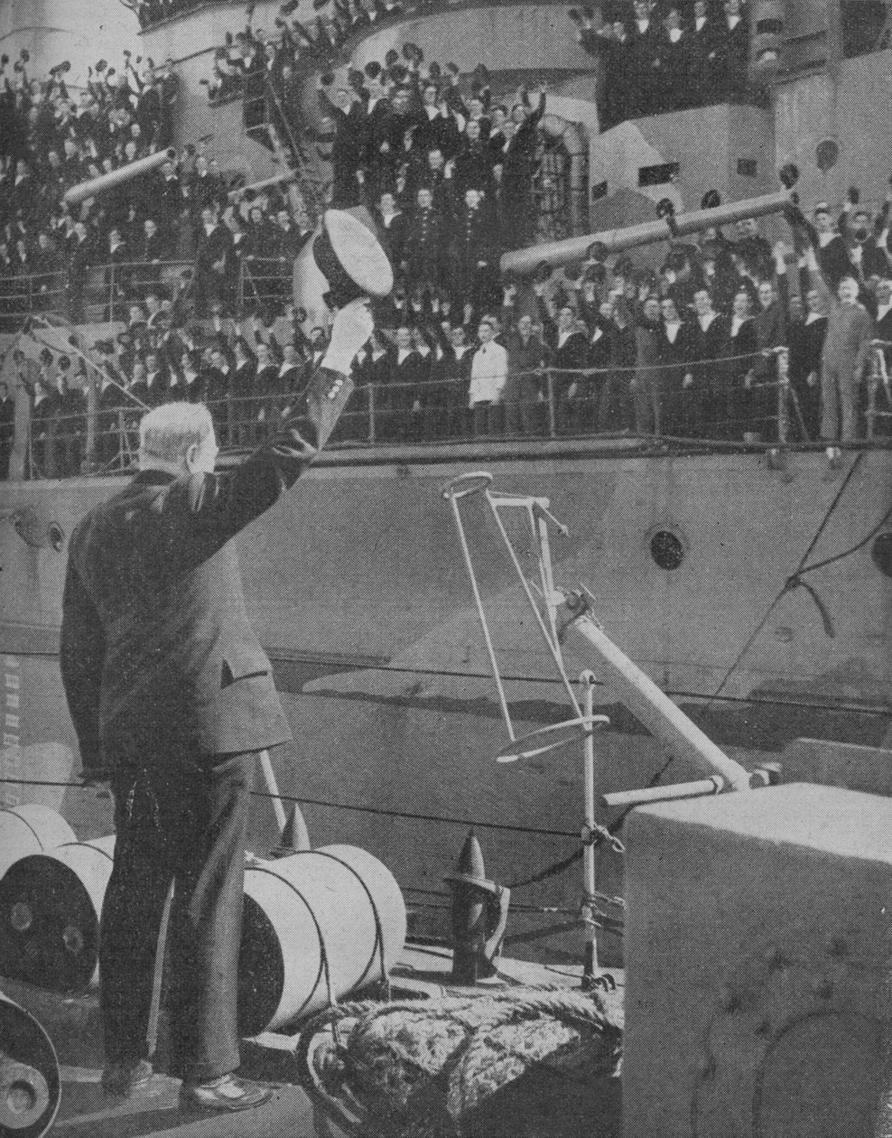 Churchill responde a los vítores de la tripulación del HMS Prince of Wales de Unbekannt