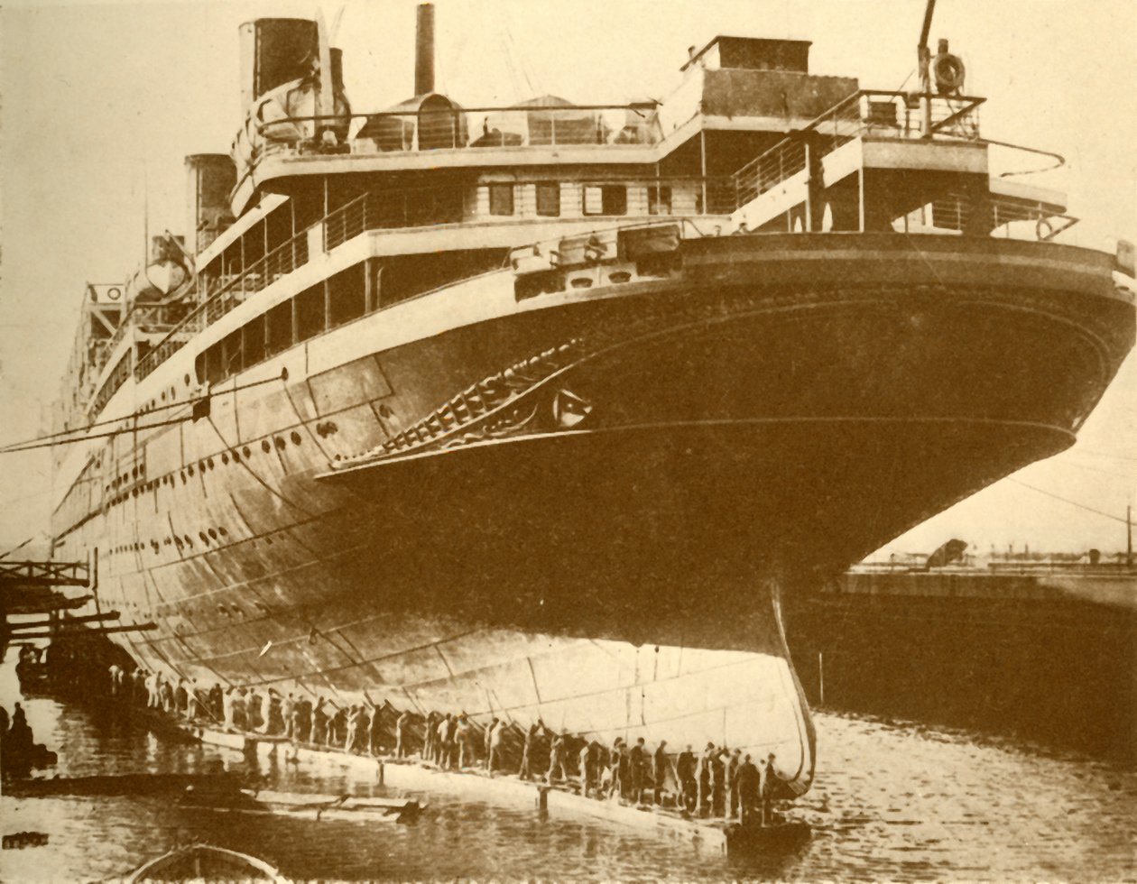 Limpiando el casco del Majestic en dique seco, c1930 de Unbekannt