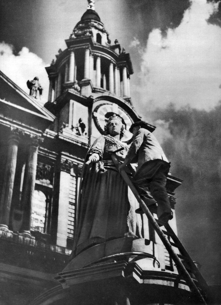 Limpieza de la estatua de la Reina Ana como parte de las celebraciones del jubileo de plata del Rey Jorge V, 1935 de Unbekannt