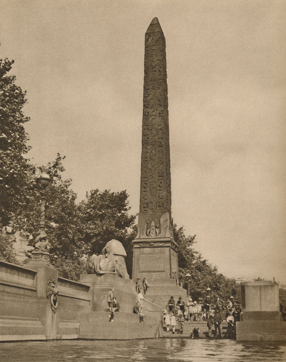 La aguja de Cleopatra tallada catorce siglos antes del nacimiento de Cleopatra, c1935 de Unbekannt