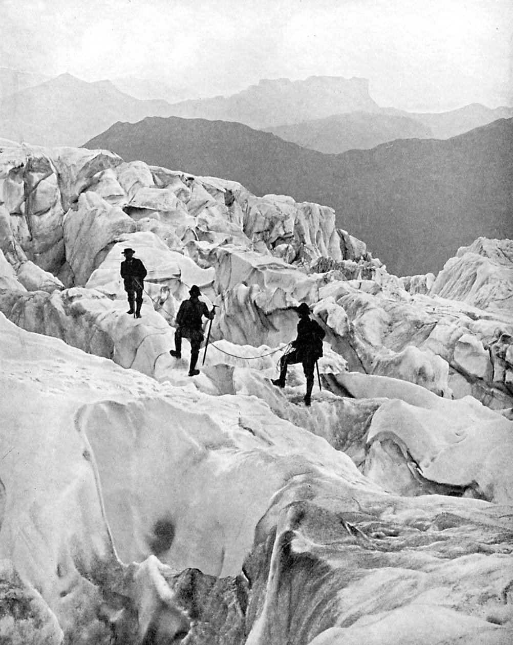 Escalando a través de la cascada de hielo de Bossons en el camino hacia el Mont Blanc, Suiza de Unbekannt