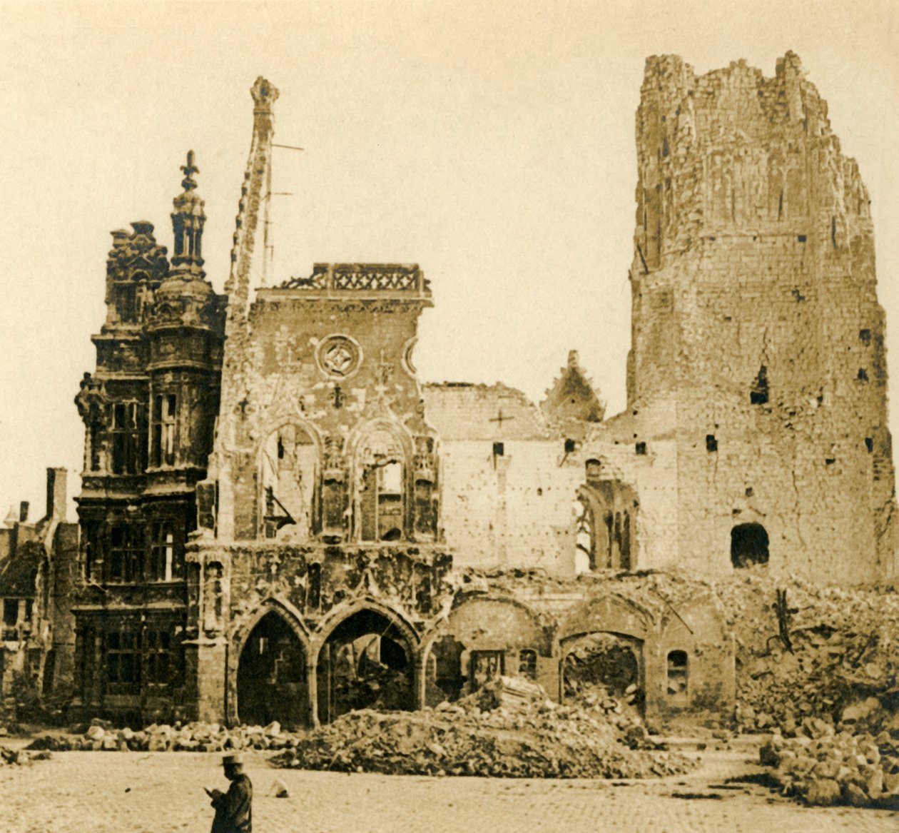 Torre del Reloj y Hôtel de Ville, Arras, norte de Francia, c1914-c1918 de Unbekannt