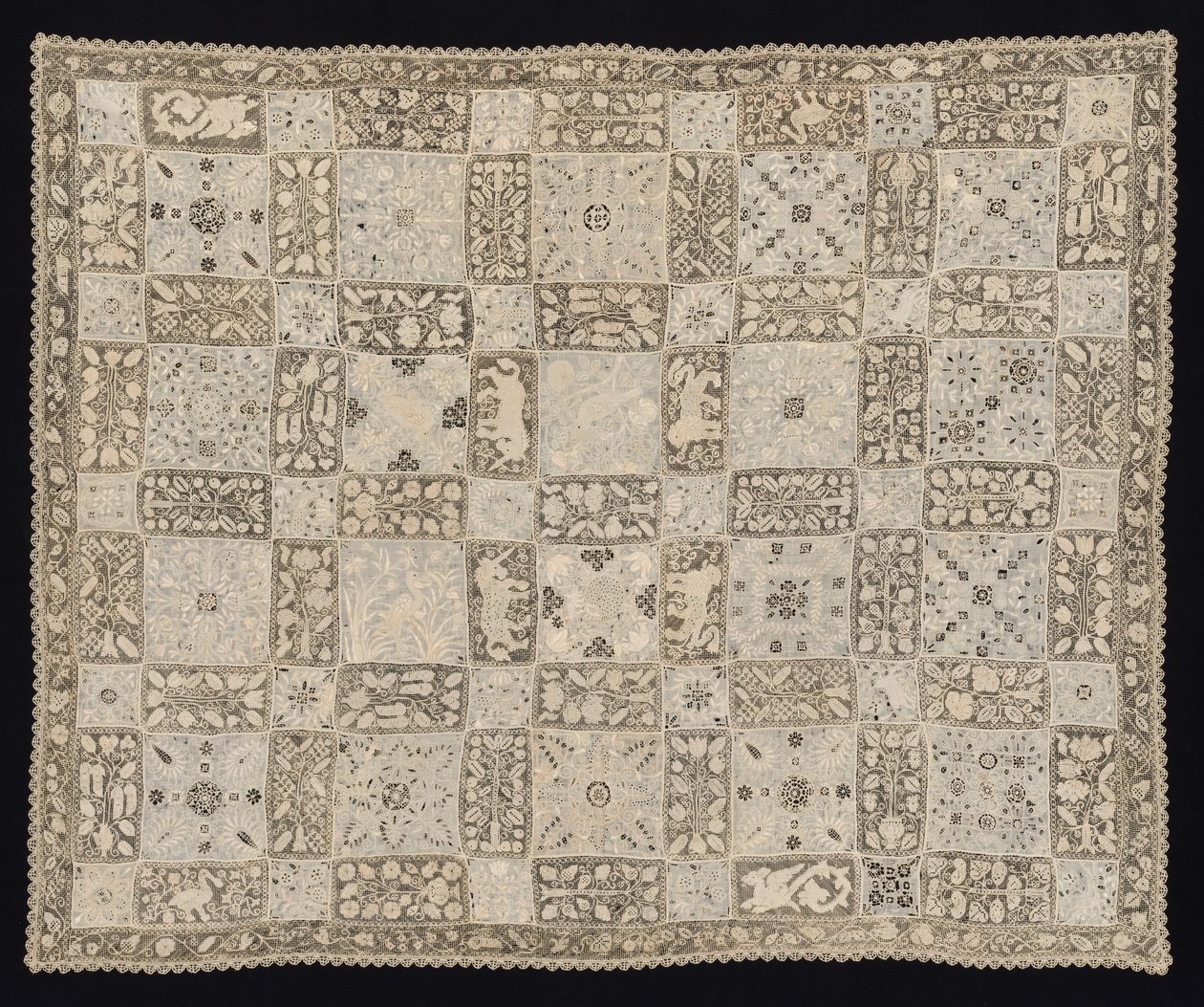 Tela con Unicornios, Dragones, Otros Animales y Patrones Florales, 1800s de Unbekannt