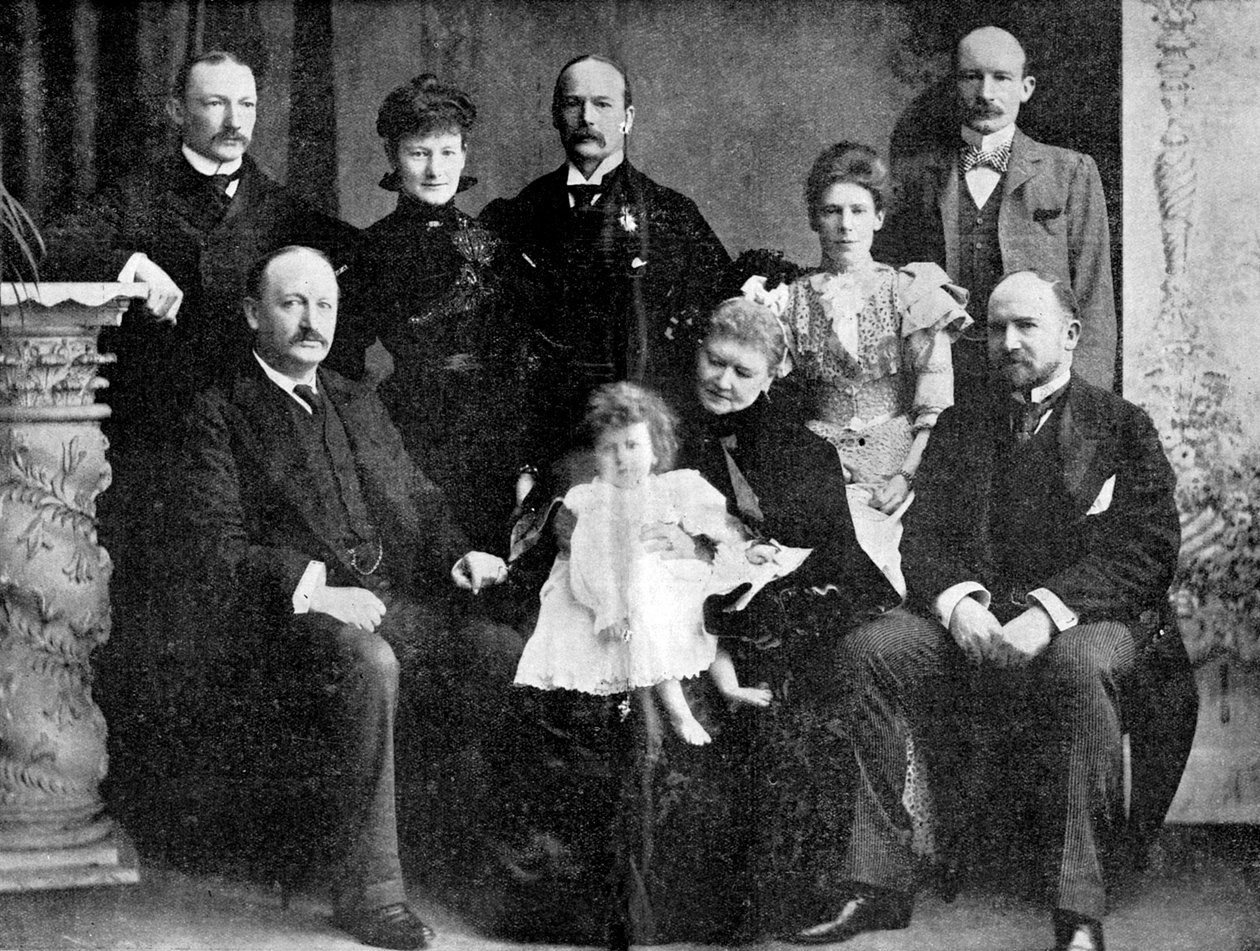 El coronel Robert Baden-Powell con su madre, hermana y cuatro hermanos, 1900 de Unbekannt