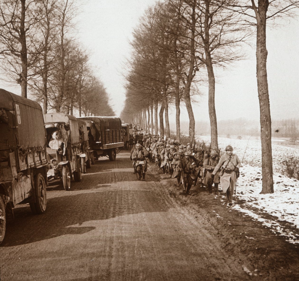 Columna de camiones y tropas, Somme-Tourbe, norte de Francia, c1914-c1918 de Unbekannt