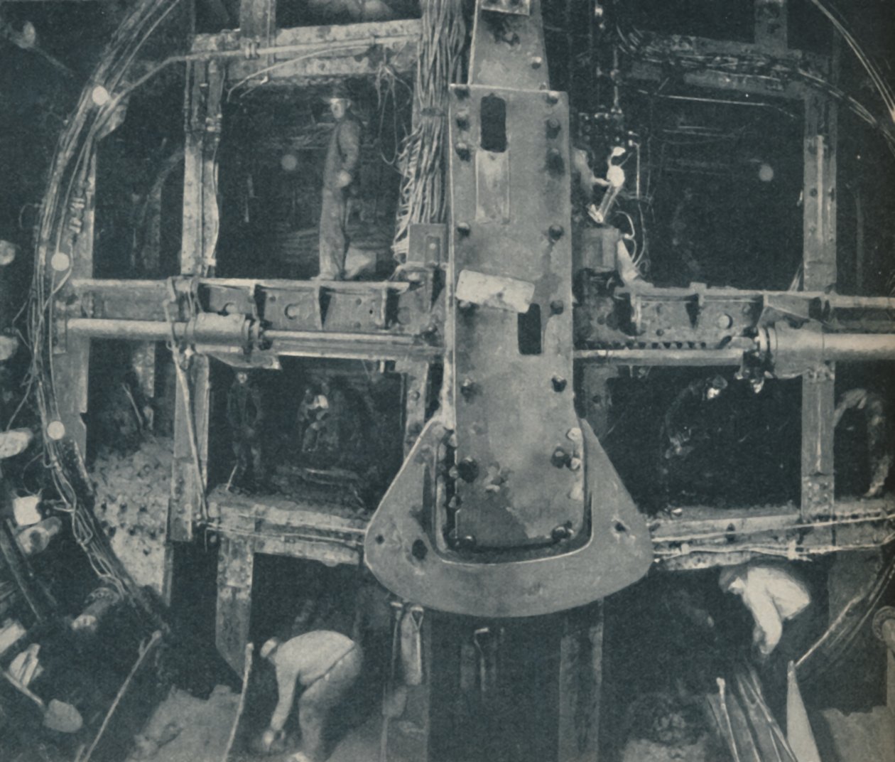 Escudo Greathead compuesto destruyendo una barrera entre dos países, c. 1935 de Unbekannt