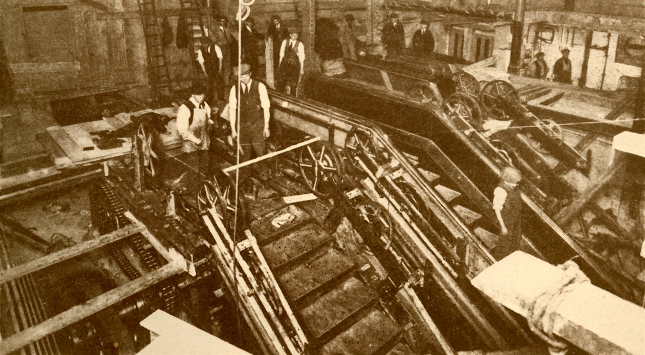 Construcción de escaleras mecánicas en la estación Bank, Londres, c1930 de Unbekannt