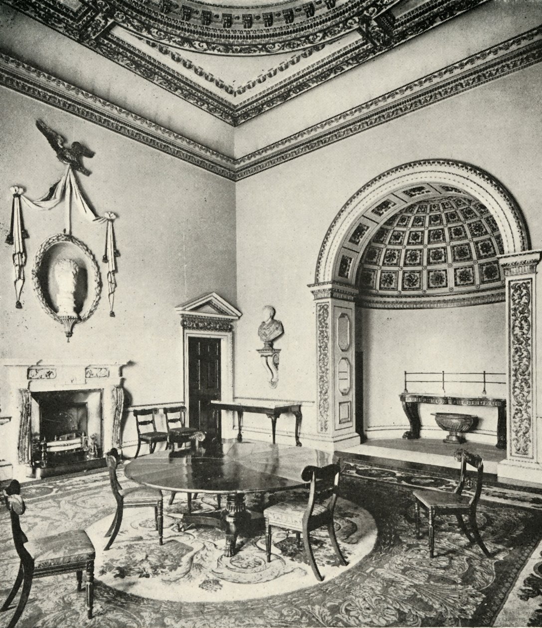 Interiores Contrastados: Palladiano - El Comedor, Holkham, Norfolk, por William Kent, con Regency de Unbekannt