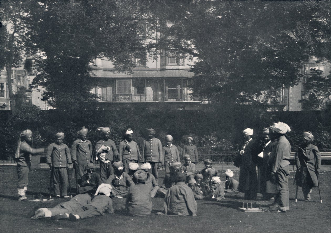 Soldados Indios Convalecientes Jugando a los Aros en los Céspedes Orientales, c1915 de Unbekannt