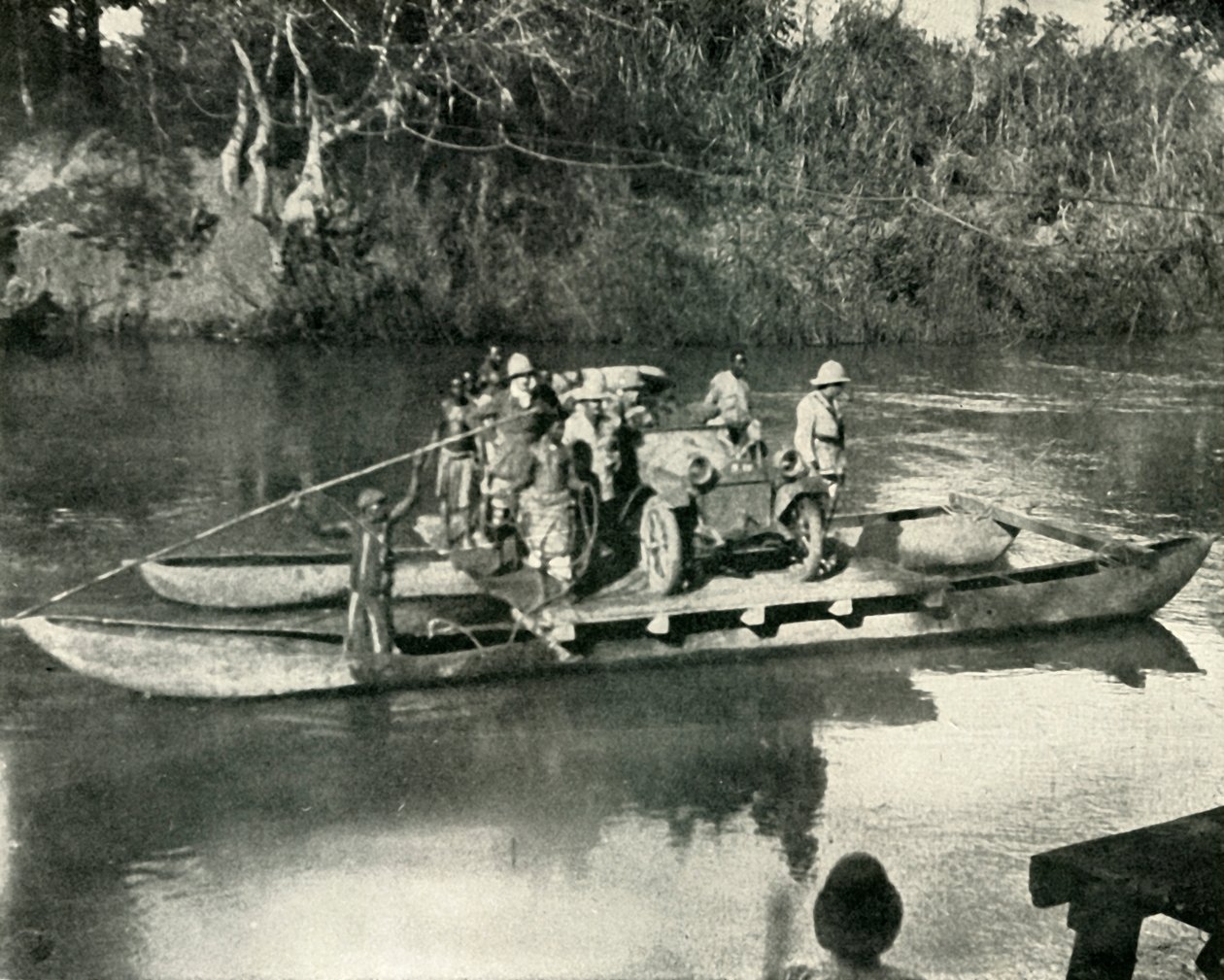 Transportando transporte motorizado a través del río Mbaka, África Oriental Alemana, 1919 de Unbekannt