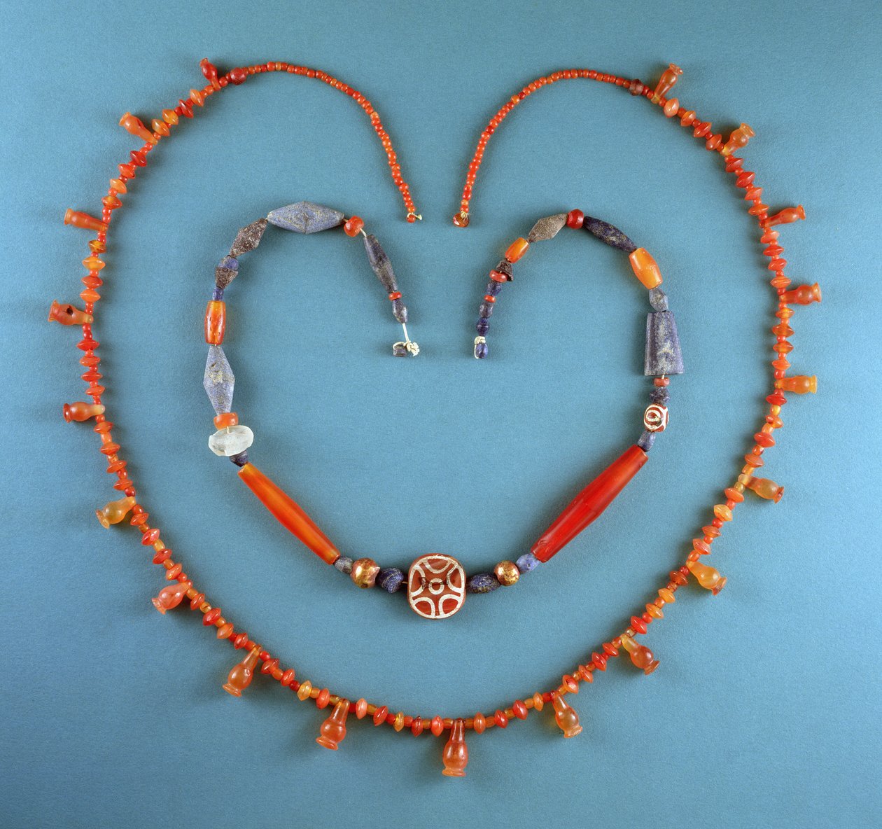 Collar de cornalina de Tell Farah (Sur), Israel, c.1300 a.C.; Collar de lapislázuli, cornalina y cornalina grabada de Kish, Irak, c.2500 a.C. de Unbekannt