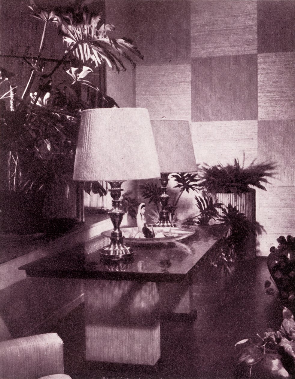 Esquina de una gran sala de estar, diseñada por Paul T. Frankl, 1949 de Unbekannt