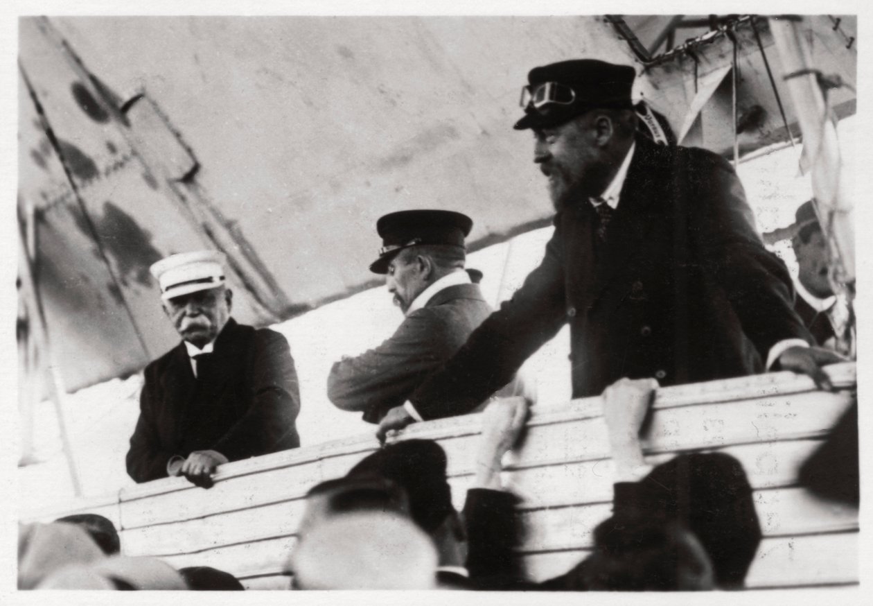 El Conde Zeppelin y el Dr. Eckener en una góndola Zeppelin, Schwaben, Alemania, c1908-1917 1933 de Unbekannt