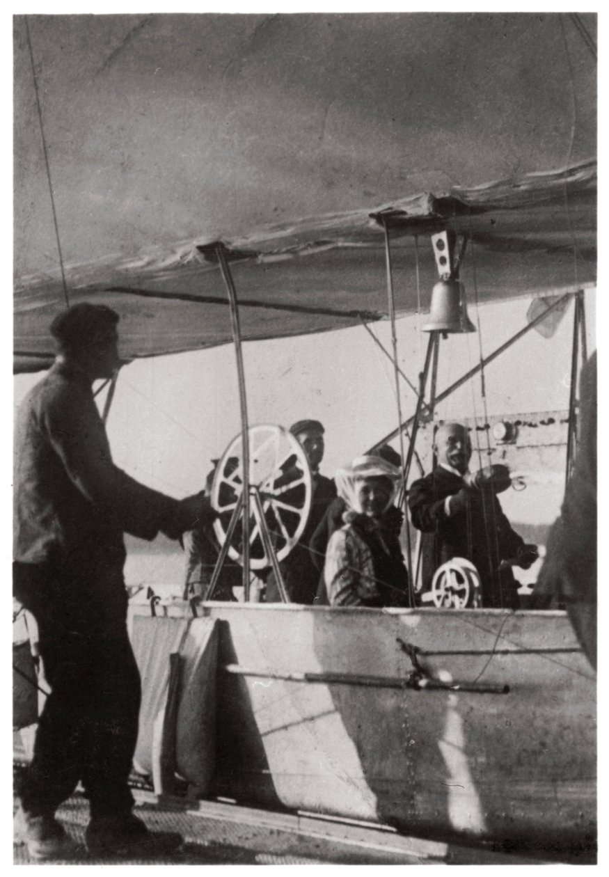 Conde Zeppelin con su hija en la góndola del Zeppelin LZ3, Alemania, c1906-1908 1933 de Unbekannt
