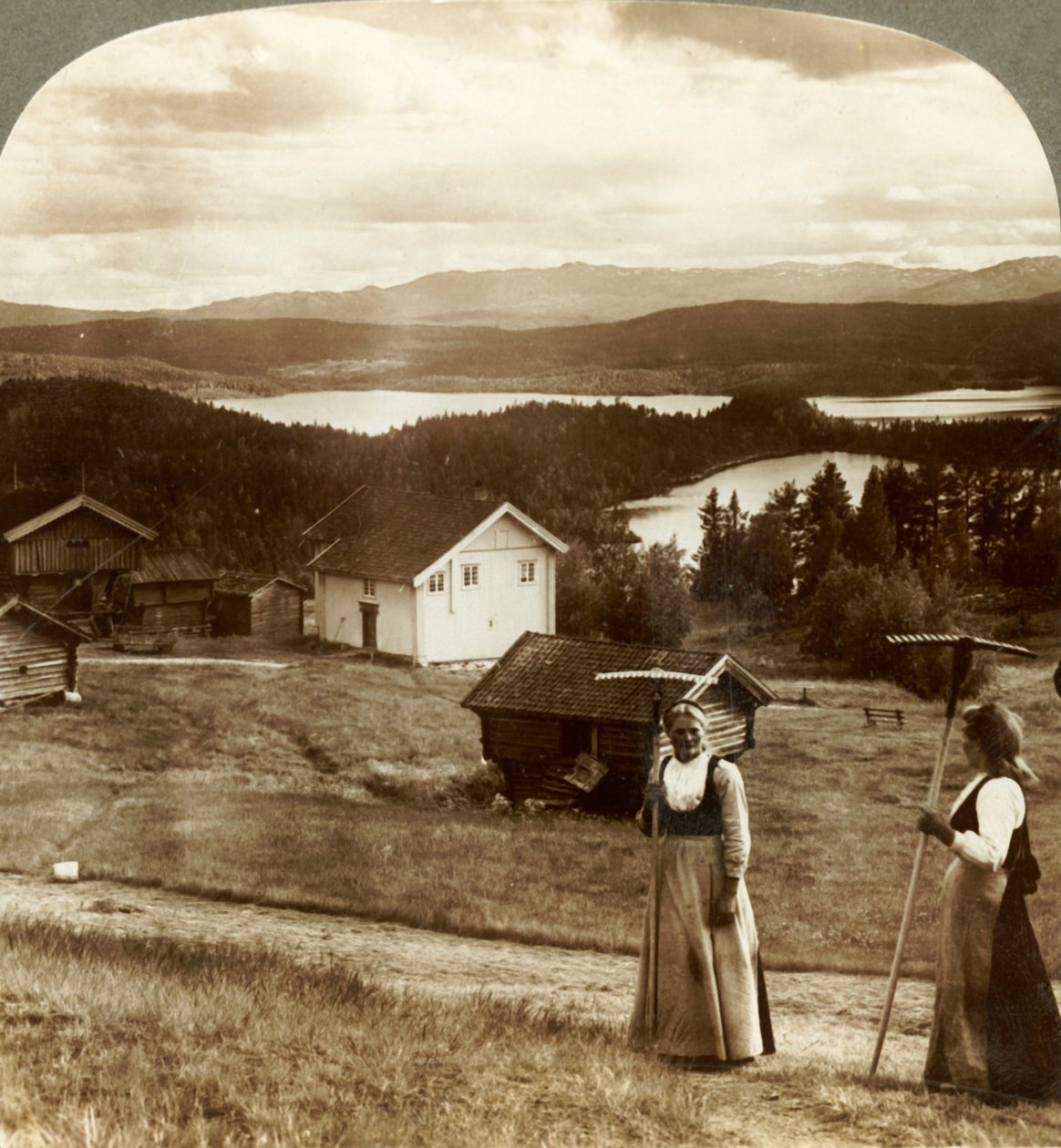 Chicas del campo en tiempo de heno - sobre los lagos Bolkesjo y Folsjo hacia las montañas Himingen, Noruega de Unbekannt