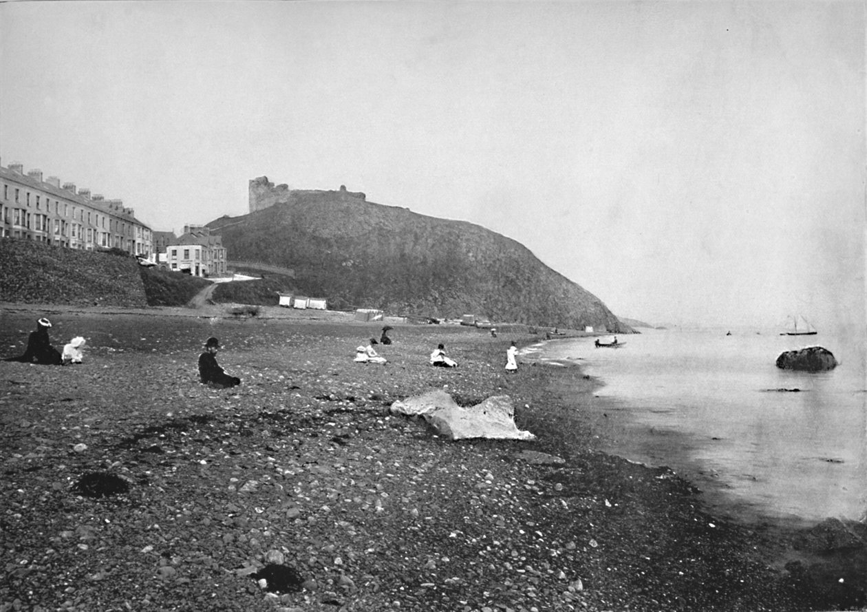 Criccieth - Vista de la playa y el castillo, 1895 de Unbekannt