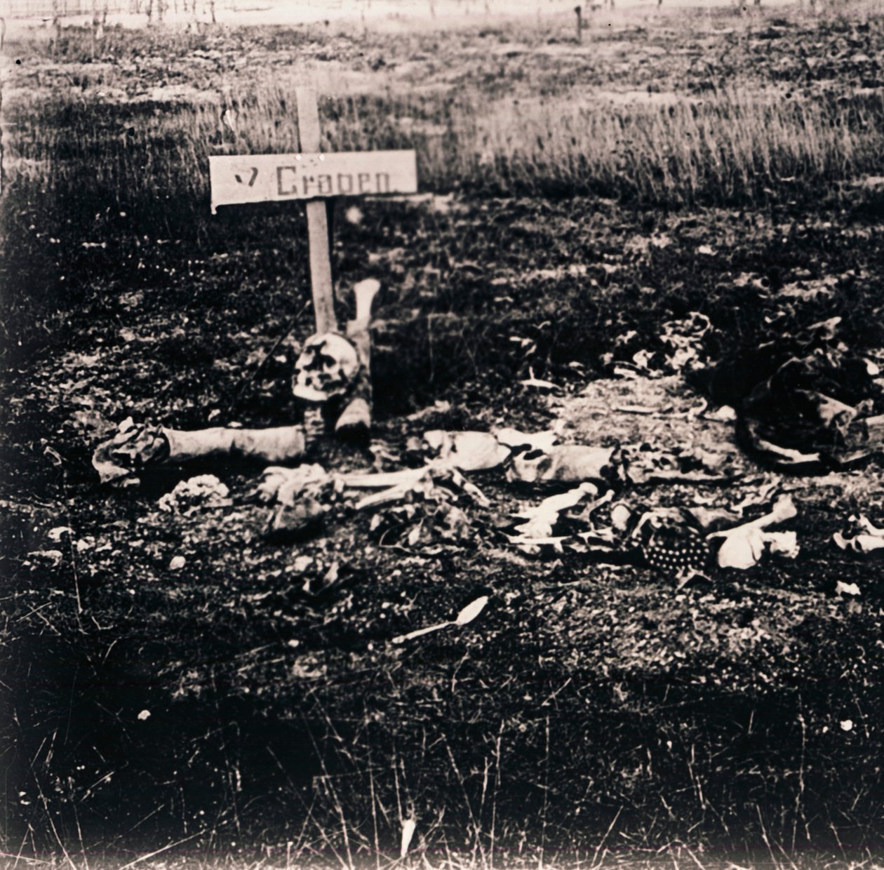 Cruz y restos humanos, c1914-c1918 de Unbekannt