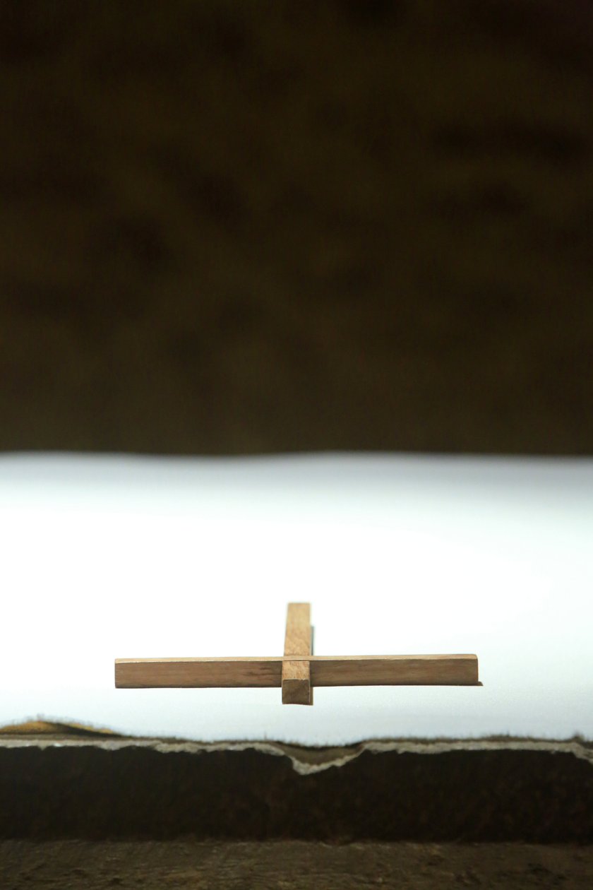 Cruz en un altar. Comunidad de Taizé, Taizé, Francia de Unbekannt