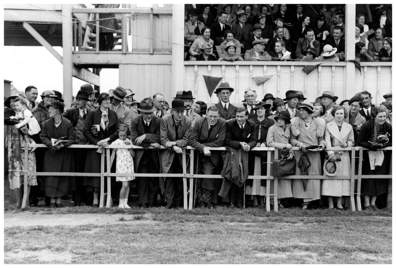 Multitud en las carreras, c. 1920-1939 de Unbekannt