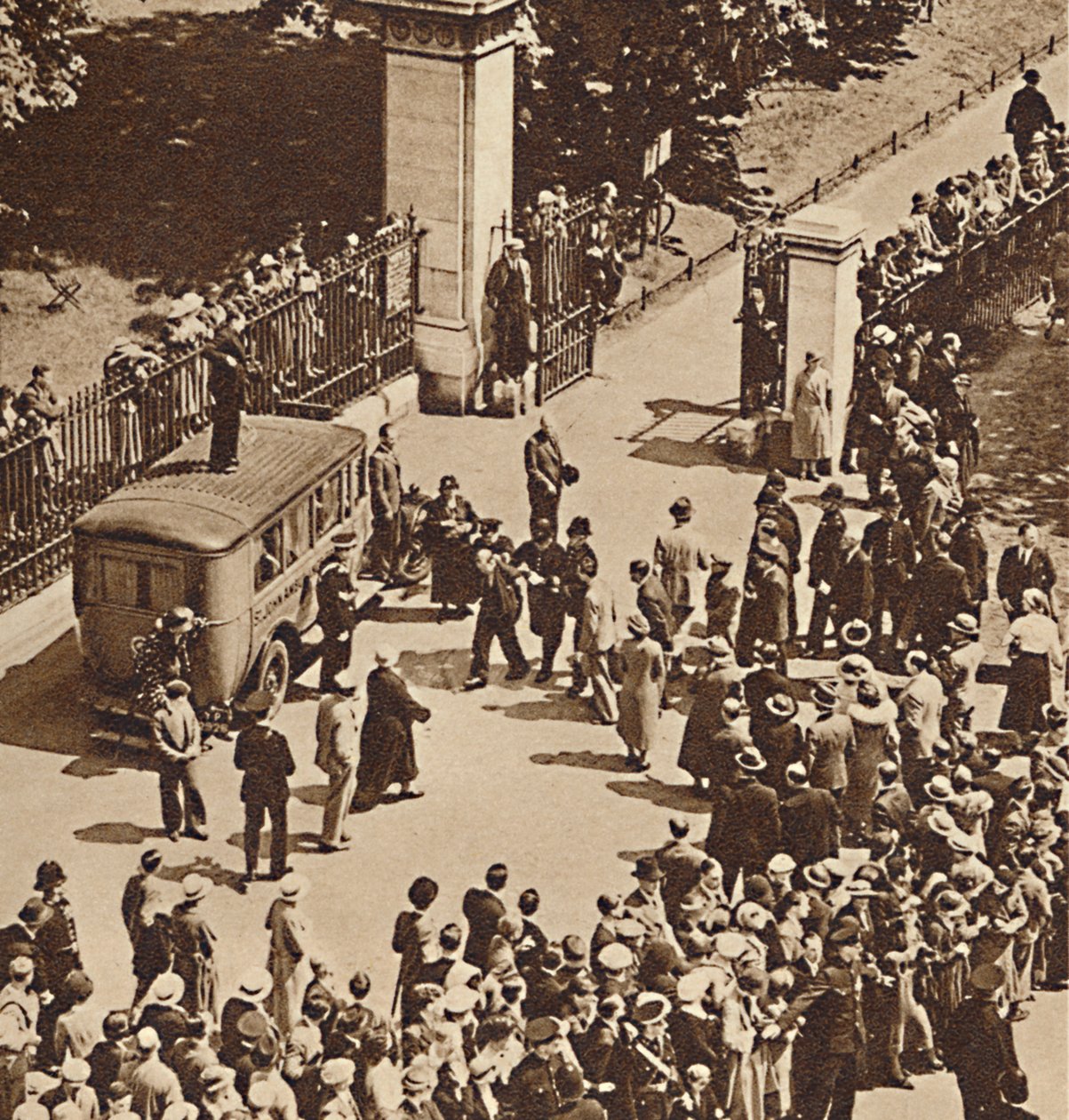 Multitud observa al hombre arrestado llevado a la furgoneta policial, 1937 de Unbekannt
