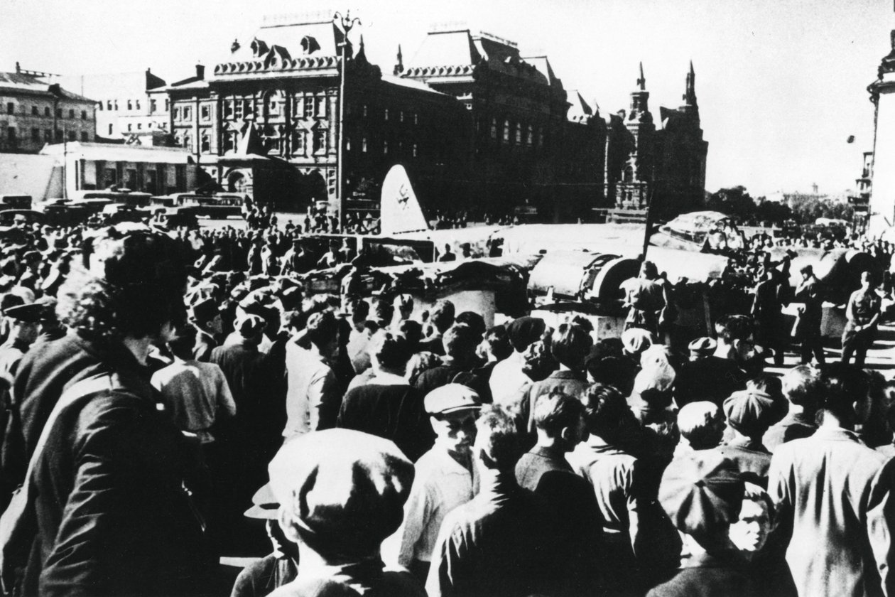 Multitudes alrededor de un bombardero alemán derribado en exhibición en la Plaza Sverdlov, Moscú, 1941 de Unbekannt