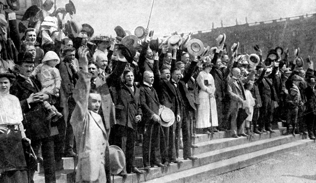 Multitudes vitoreando durante el estallido de hostilidades, fiebre de guerra en Alemania, Primera Guerra Mundial, 1914 de Unbekannt