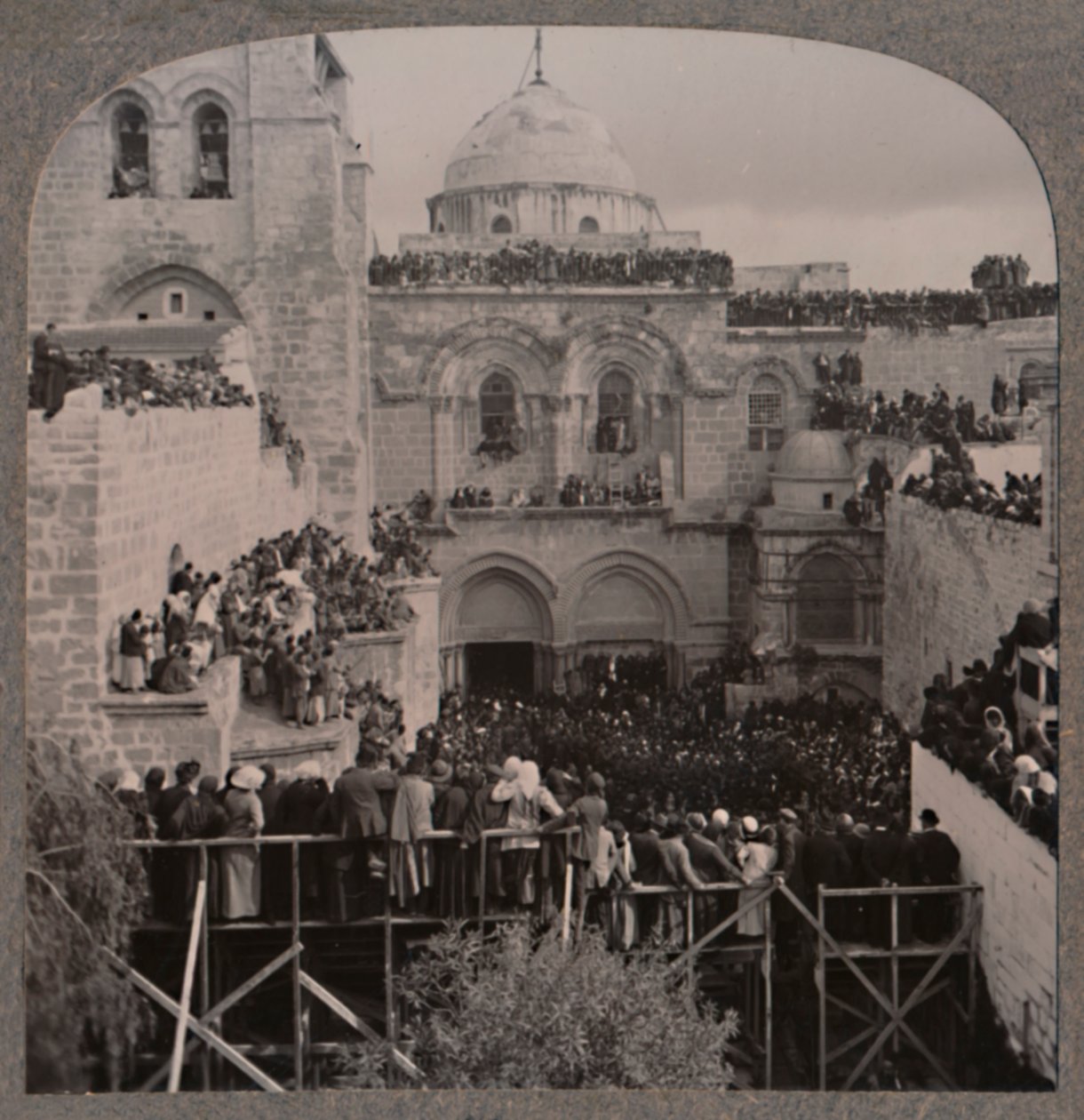 Multitudes llenando cada nicho de la Iglesia del Santo Sepulcro, c1900 de Unbekannt