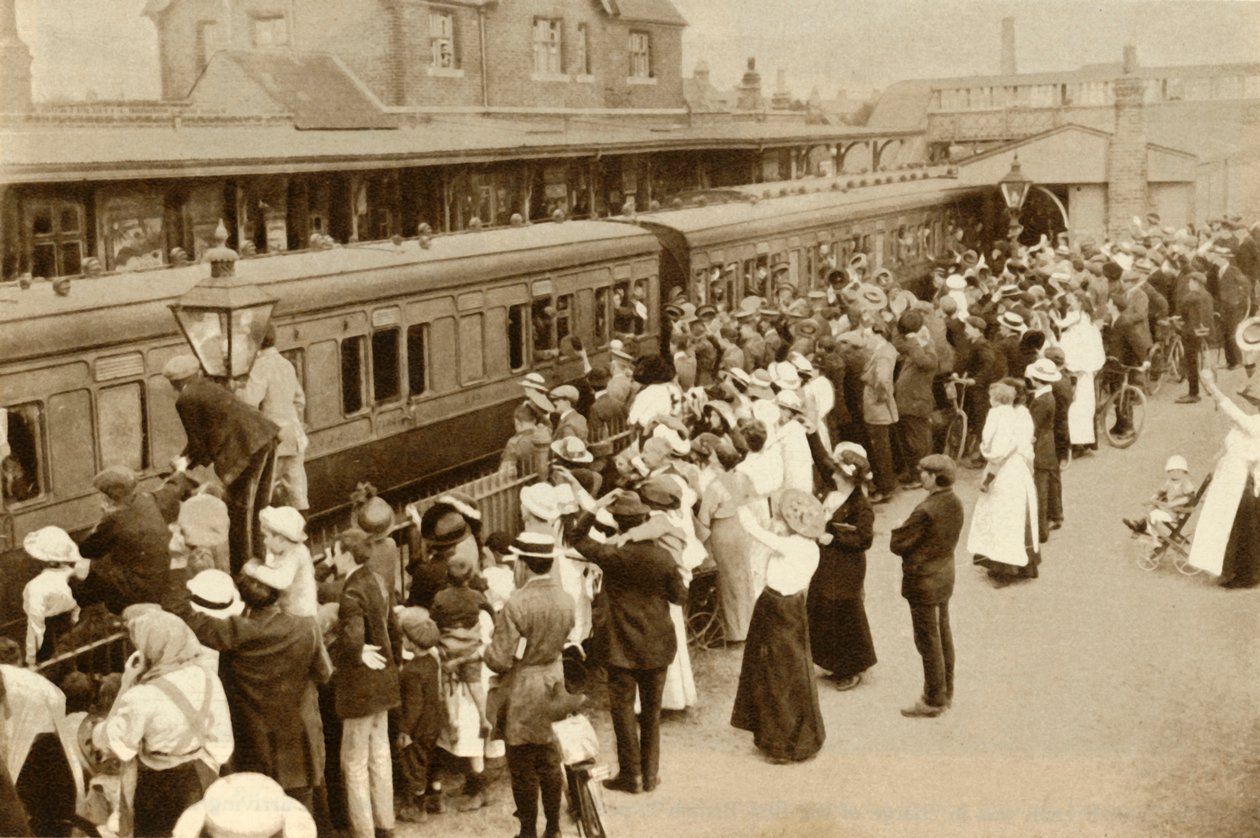 Multitudes despidiendo a las tropas que parten a luchar en la Primera Guerra Mundial, Gran Bretaña, 1914, 1935 de Unbekannt