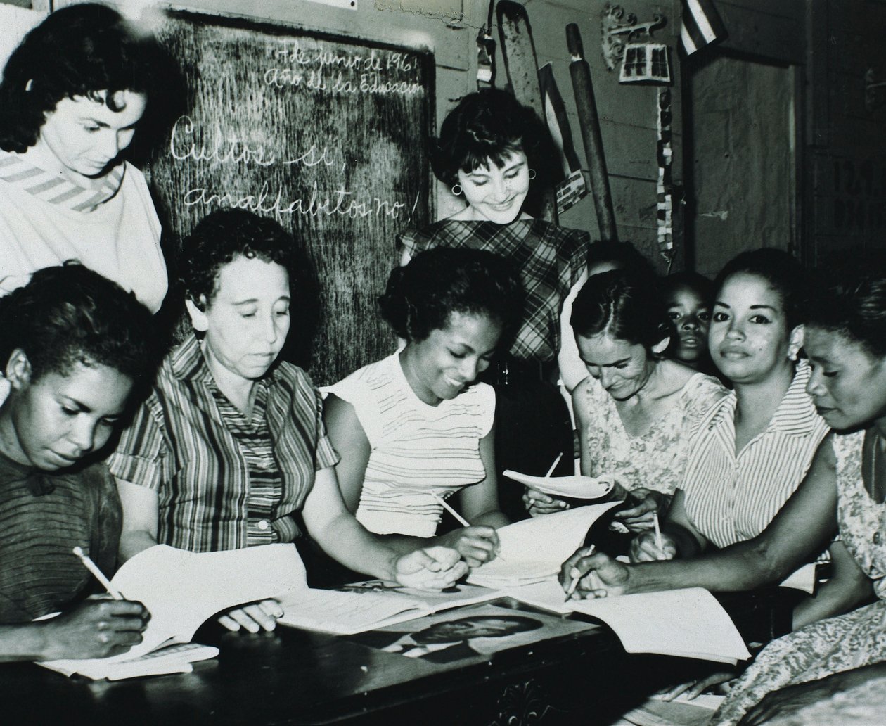 Revolución cubana: mujeres participando en los programas educativos establecidos por la campaña de alfabetización de Fidel Castro en el campo, principios de los años 60 de Unbekannt