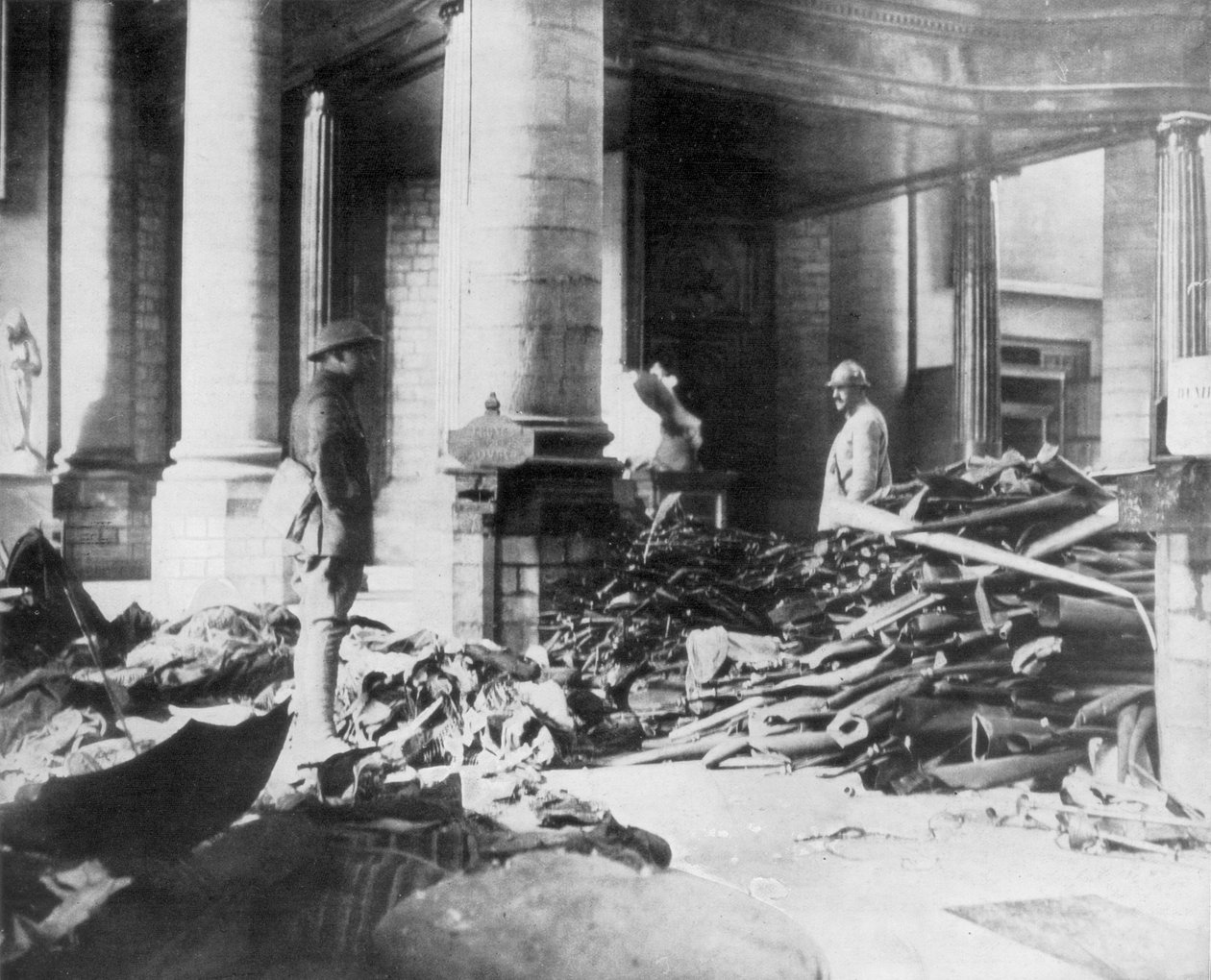 Daños en el interior de la iglesia de Douai, Francia, 1918 de Unbekannt
