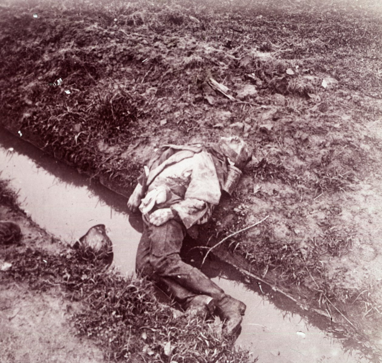 Soldado alemán muerto, Ypres, Flandes, Bélgica, c1914-c1918 de Unbekannt