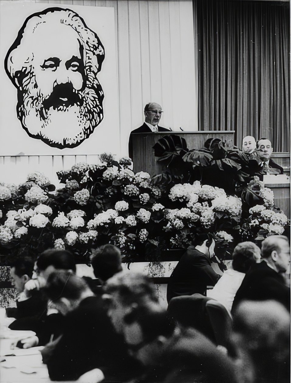 El presidente del Consejo de Estado de la República Democrática Alemana Walter Ulbricht en una reunión con motivo del 150 aniversario de Karl Marx. Sala de congresos de Berlín. 2 de mayo de 1968 de Unbekannt